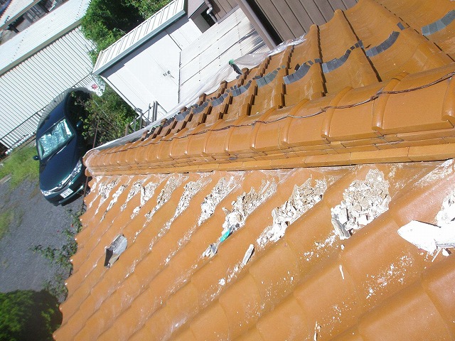 長久手市で瓦屋根から漆喰が落ちてきた！劣化した漆喰を詰め直し、棟の継目はシーリング材で補修